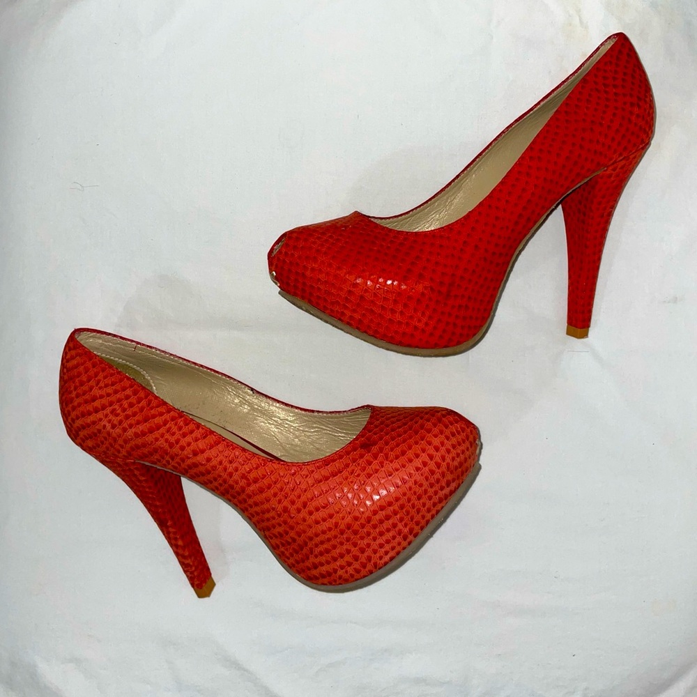 Made in Columbia Borza brand coral platform heels. Just hot hot hot size 6